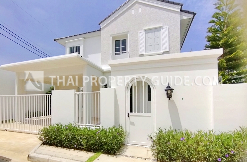 House with Shared Pool in Bangnatrad
